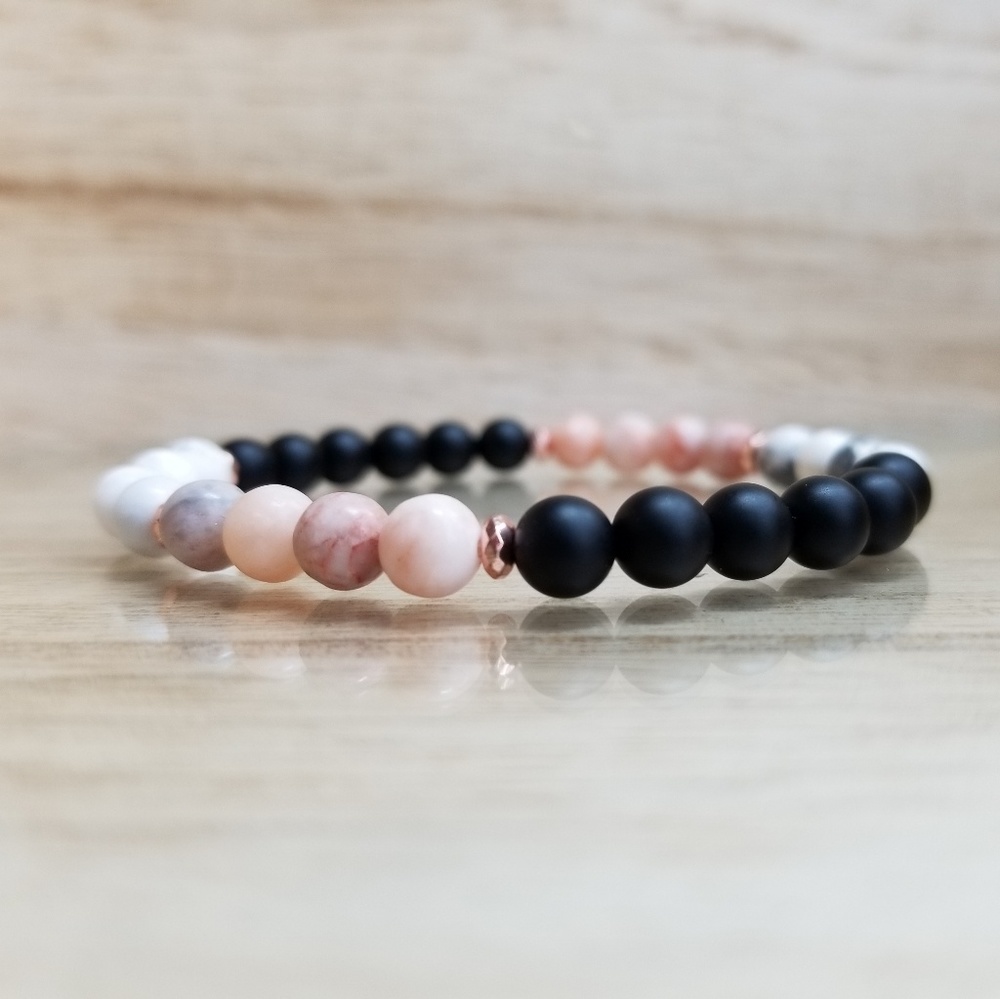 White Howlite & Onyx Beaded Gemstone Bracelet - Picture 2 of 5